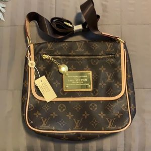 Faux Louis Vuitton shoulder bag. Looks like the real thing! NWT!:)